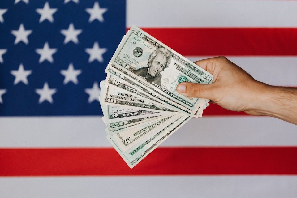 Departamentul Trezoreriei din Statele Unite va introduce semnătura președintelui Donald Trump pe toate bancnotele americane noi, o decizie care marchează o premieră în istoria monedei americane și care stârnește ample discuții asupra simbolurilor naționale și a tradiției în creionarea bancnotelor