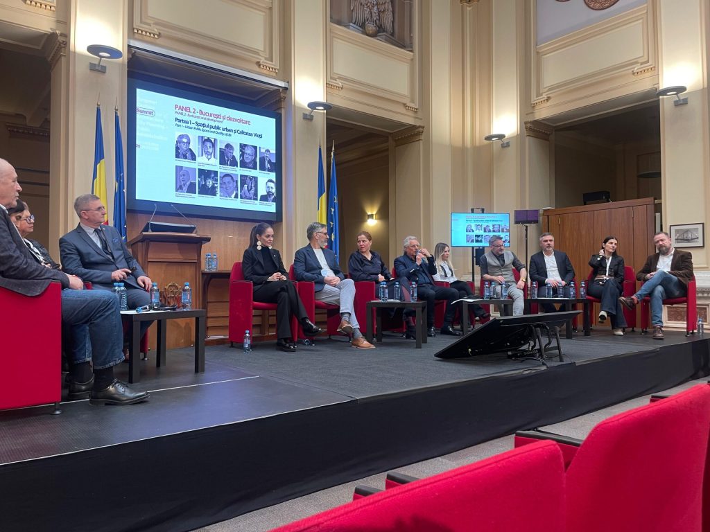 Bucureștiul, privit prin ochii experților: citit mai degrabă ca o comunitate vie decât ca un proiect de construcție În cadrul celei de-a șasea ediții a Summitului Capitalelor pentru Arhitectură, Urbanism și Administrație, care s-a desfășurat pe 25 și 26 martie, specialiști din întreaga lume s-au reunit pentru a discuta asupra viitorului orașelor, cu accent pe modelul de dezvoltare al Bucureștiului