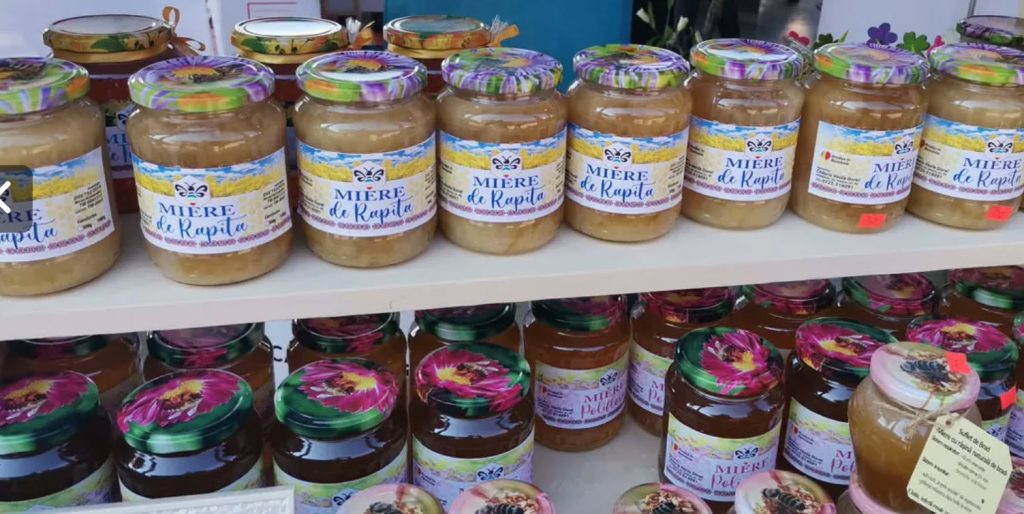 Comuna Ghiroda devine, în acest weekend, inima apiculturii din vestul țării, atrăgând zeci de expozanți și vizitatori pasionați de lumea albinelor și a mierei