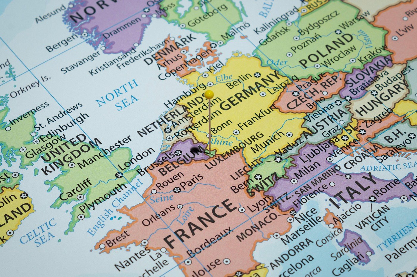 Calitatea aerului la nivel mondial se află într-o stare alarmantă, iar raportul recent confirmă ceea ce specialiștii avertizau deja de ani de zile: doar o mică parte dintre orașele lumii pot fi considerate locuri în care aerul respirabil este cu adevărat sigur