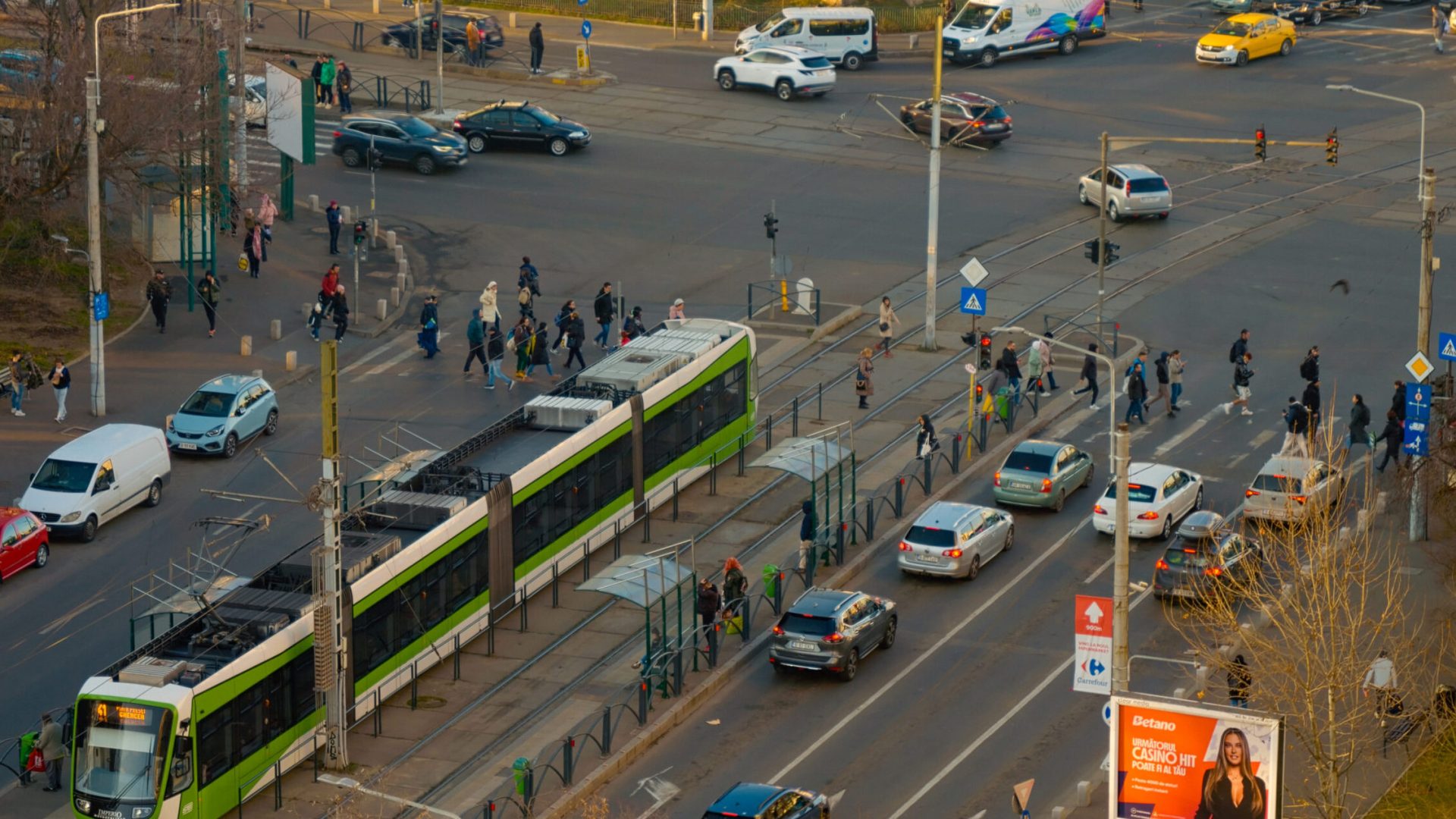 Guvernul român evaluază în secret diferite scenarii pentru gestionarea pieței carburanților, în contextul tensiunilor crescute din Orientul Mijlociu și al fluctuațiilor semnificative ale prețurilor internaționale ale petrolului