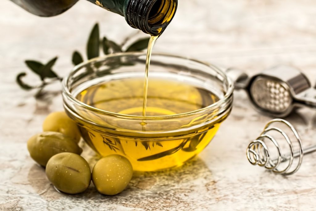 Uleiul de măsline, deliciul mediteranean apreciat pentru aroma sa distinctivă și beneficiile pentru sănătate, se află în plin centre al controversyi legate de frauda alimentară