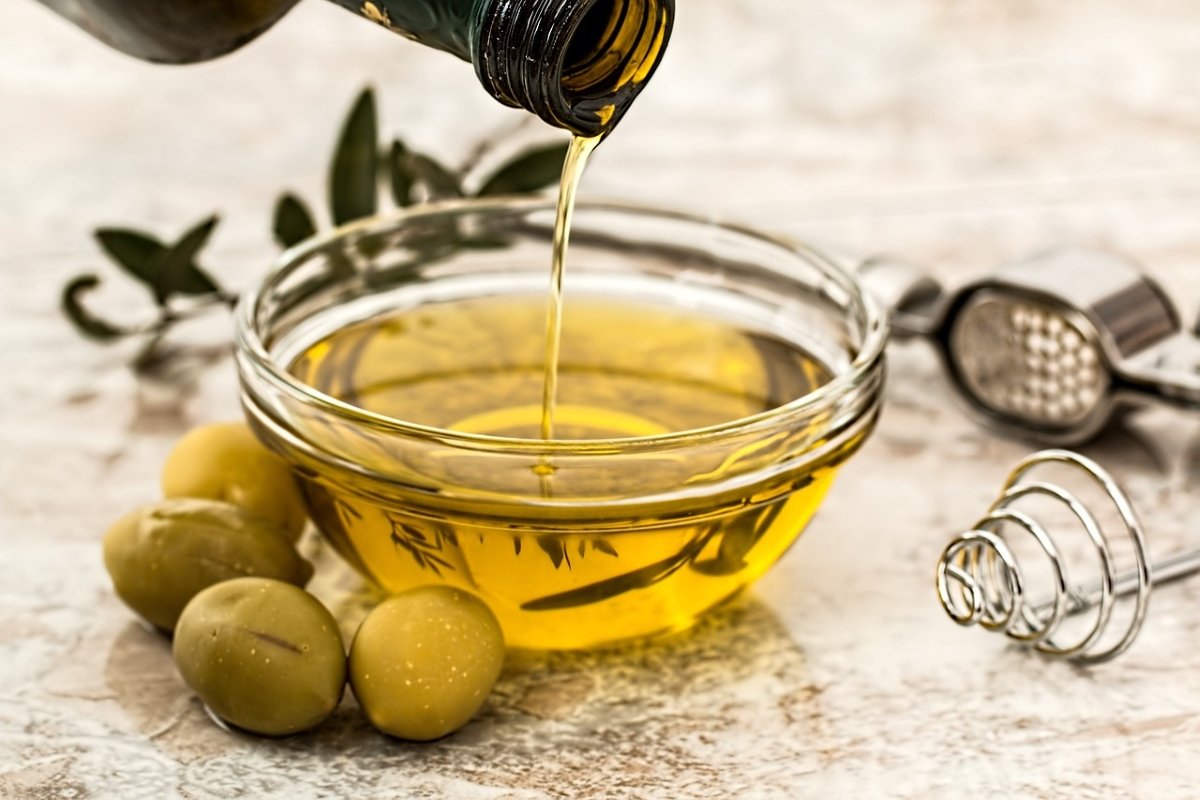 Uleiul de măsline, deliciul mediteranean apreciat pentru aroma sa distinctivă și beneficiile pentru sănătate, se află în plin centre al controversyi legate de frauda alimentară