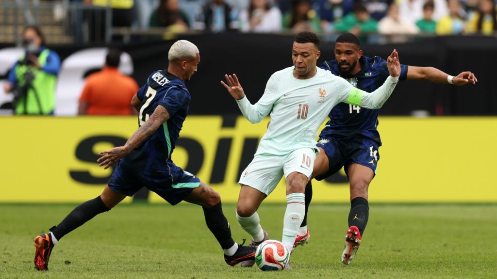 Brazilia și Franța s-au duelat joi într-un meci amical pregătitor pentru Campionatul Mondial din 2026, care a atras atenția pasionaților de fotbal din întreaga lume