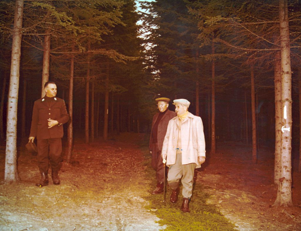 Obsesia lui Nicolae Ceaușescu pentru vânătoare: o ambiție de putere și control Vânătoarea lui Nicolae Ceaușescu nu a fost doar o pasiune personală, ci și o expresie a dorinței sale de a controla fiecare aspect al vieții din România, de la economie și cultură până la cele mai intime și private activități