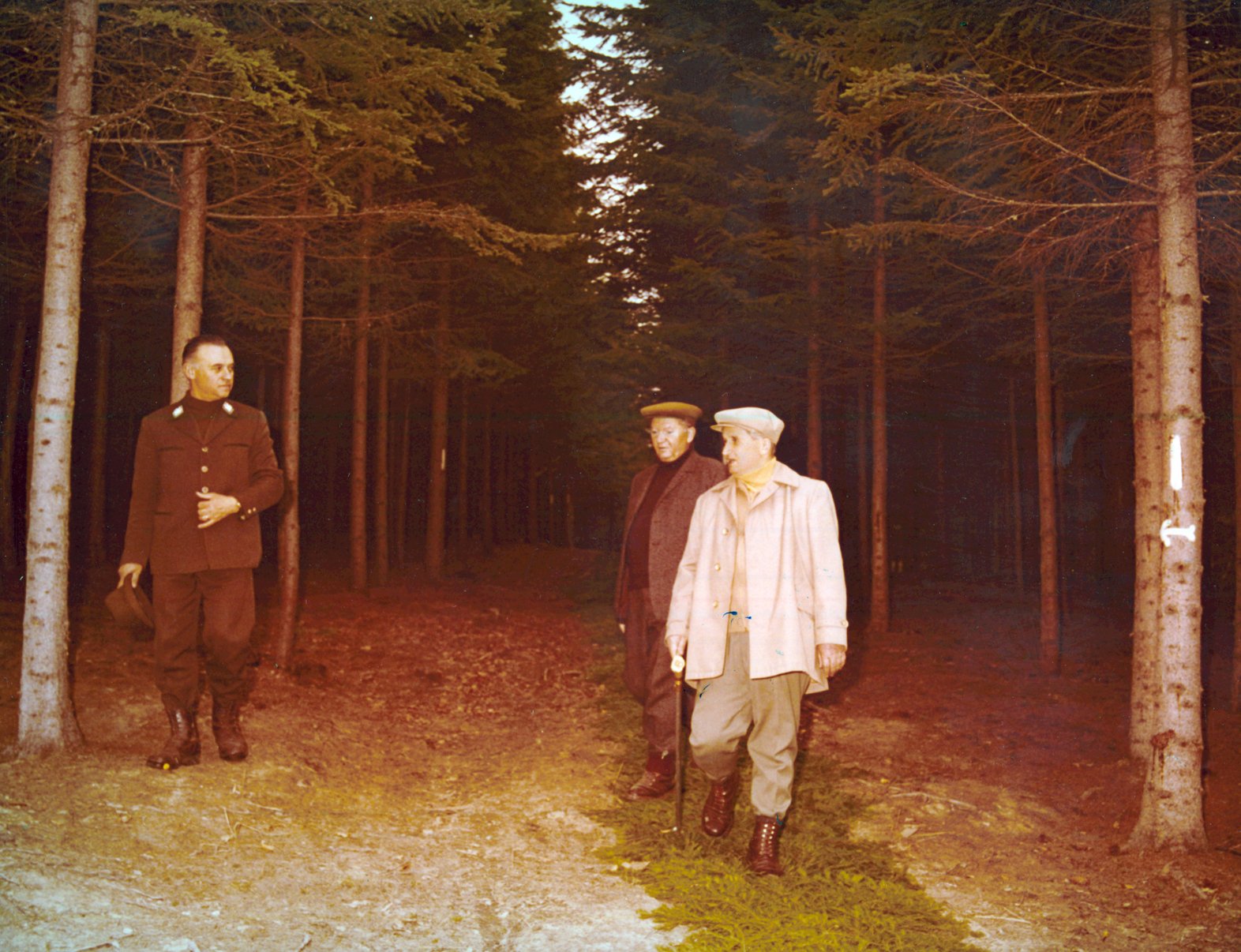 Obsesia lui Nicolae Ceaușescu pentru vânătoare: o ambiție de putere și control Vânătoarea lui Nicolae Ceaușescu nu a fost doar o pasiune personală, ci și o expresie a dorinței sale de a controla fiecare aspect al vieții din România, de la economie și cultură până la cele mai intime și private activități