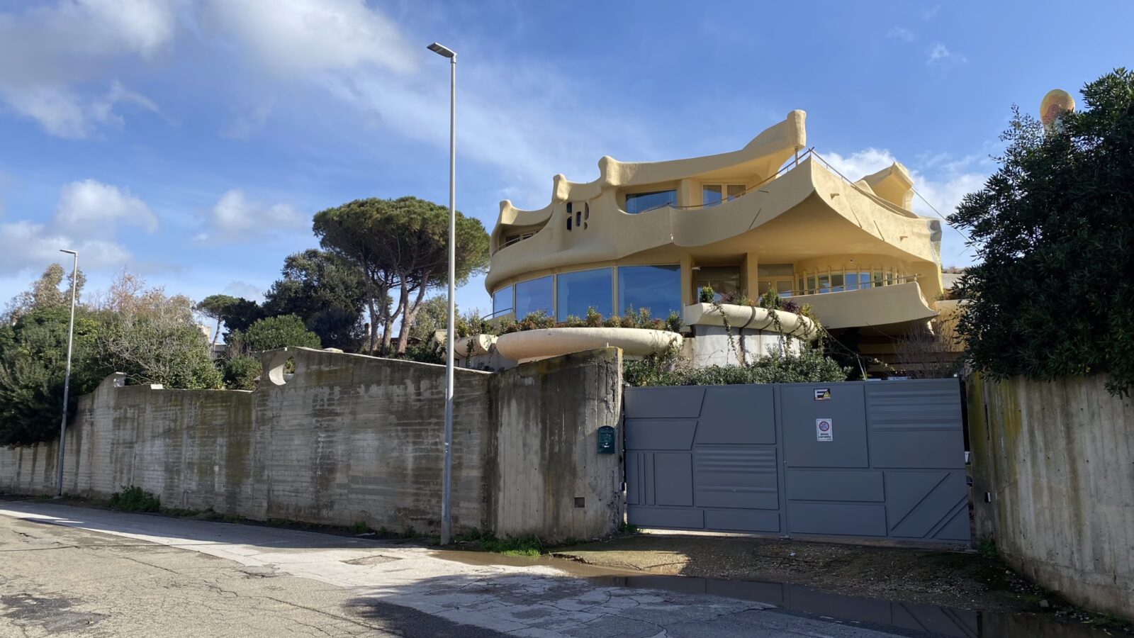 Robert Negoiță, primarul Sectorului 3 din București, a ieșit ferm în fața criticilor apărute după publicarea unei investigații care îl acuză pe acesta de implicare în plăți și proprietăți suspecte în Italia, mai exact în orașul Civitavecchia, un punct turistic apreciat pe litoralul Mării Mediterane, situat la doar o oră de Roma