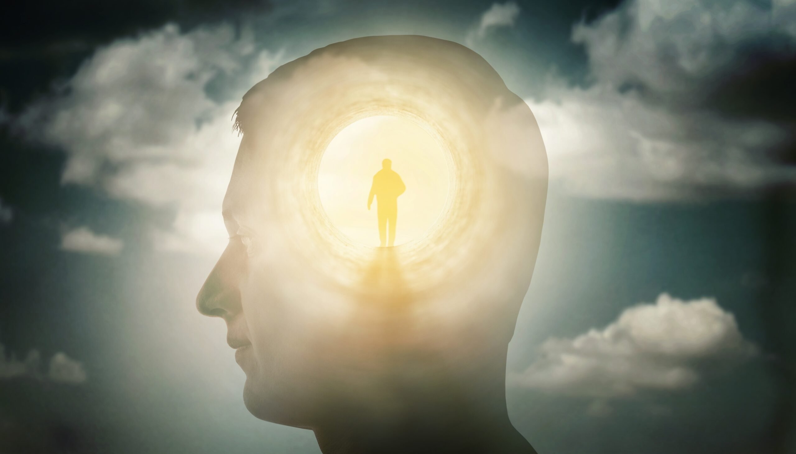 Vocea interioară care ne critică constant și, uneori, ne sabotează potențialul, nu este o creație individuală izolată, ci un mecanism complex al minții umane, despre care cercetările recente aduc noi perspective