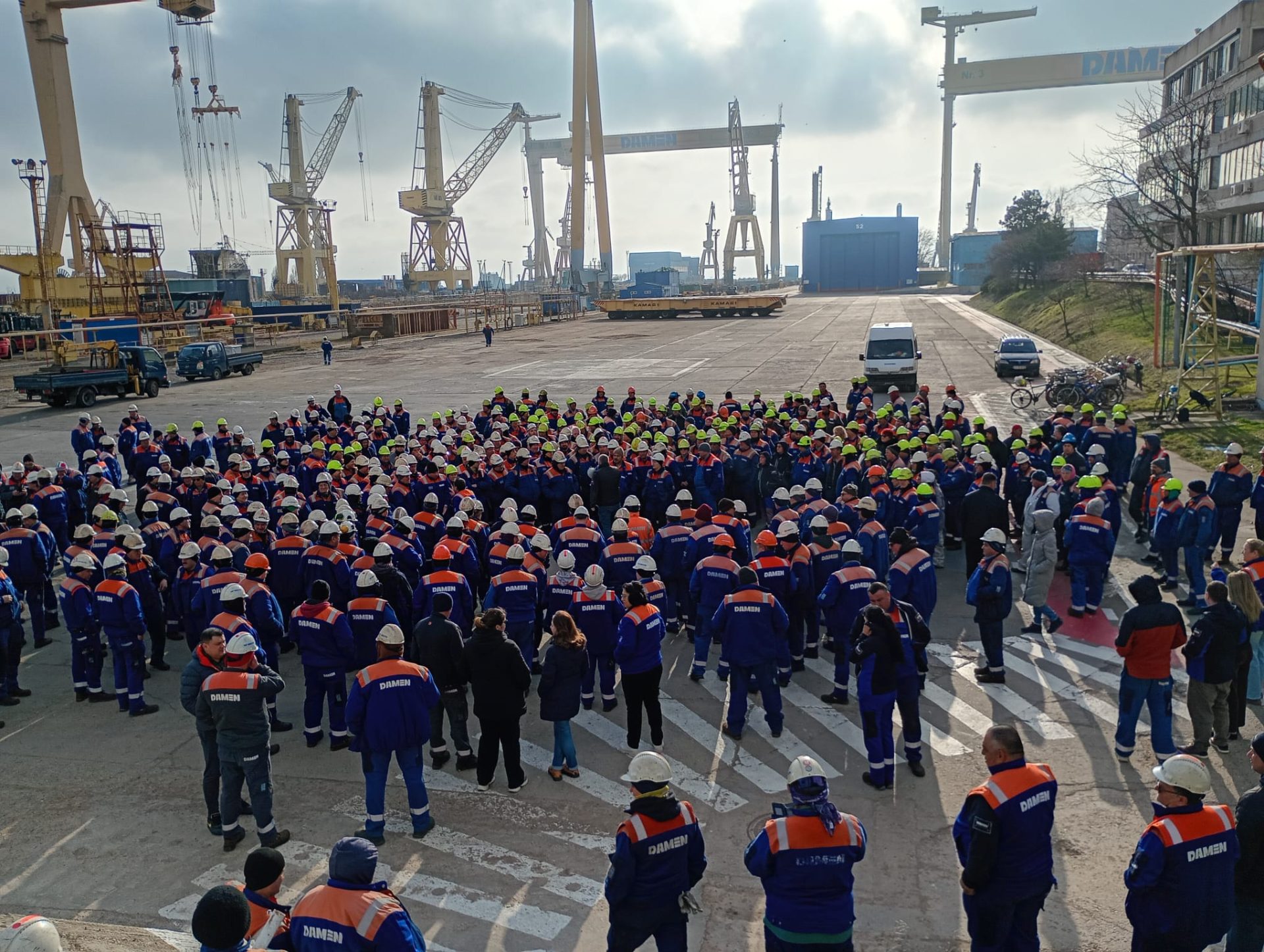 Angajații Șantierului Naval Damen Mangalia au declanșat joi dimineață un protest spontan, în semn de disperare față de situația lor economică precară