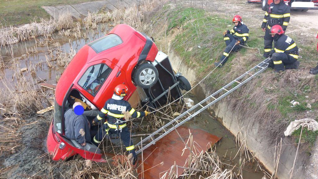 Un accident rutier grav în apropierea barajului Slăvitești, în localitatea Galicea, a mobilizat eforturile de salvare ale echipajelor de pompieri din Vâlcea