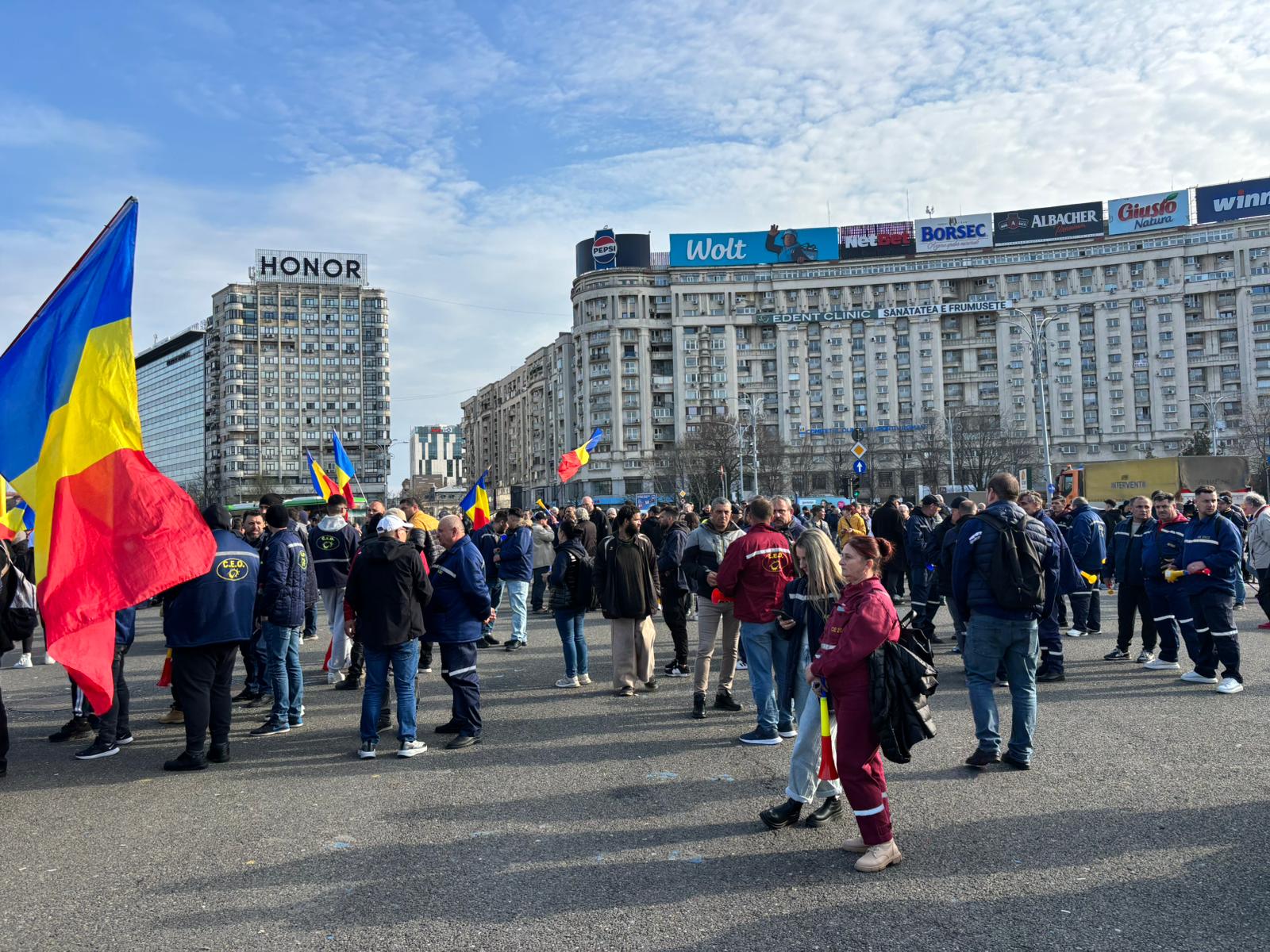 Violențe la protestul minerilor din Gorj, autorizați doar până la ora 17:00 Situație tensionată la protestul minerilor din Gorj, unde o parte dintre participanți refuză să se retragă de la poarta Guvernului, chiar dacă autorizația pentru adunare a expirat