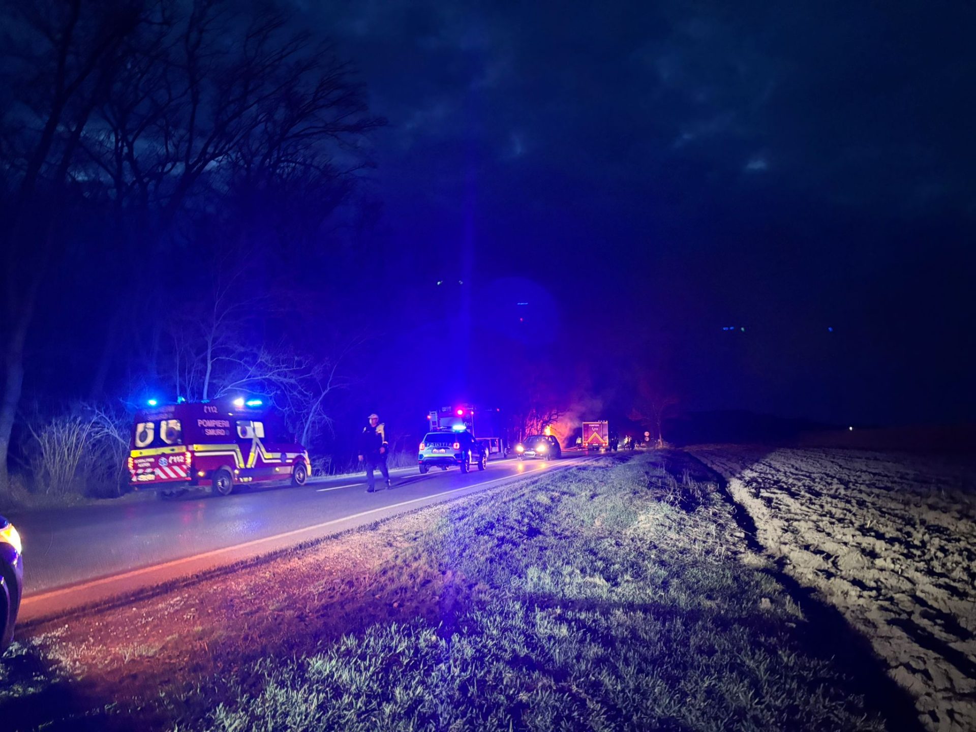 Trafic blocat complet pe DN 15D, în comuna Dulcești, județul Neamț, după un grav accident rutier în care și-au pierdut viața patru persoane și alte trei au fost rănite grav, anunță reprezentanții ISU Neamț