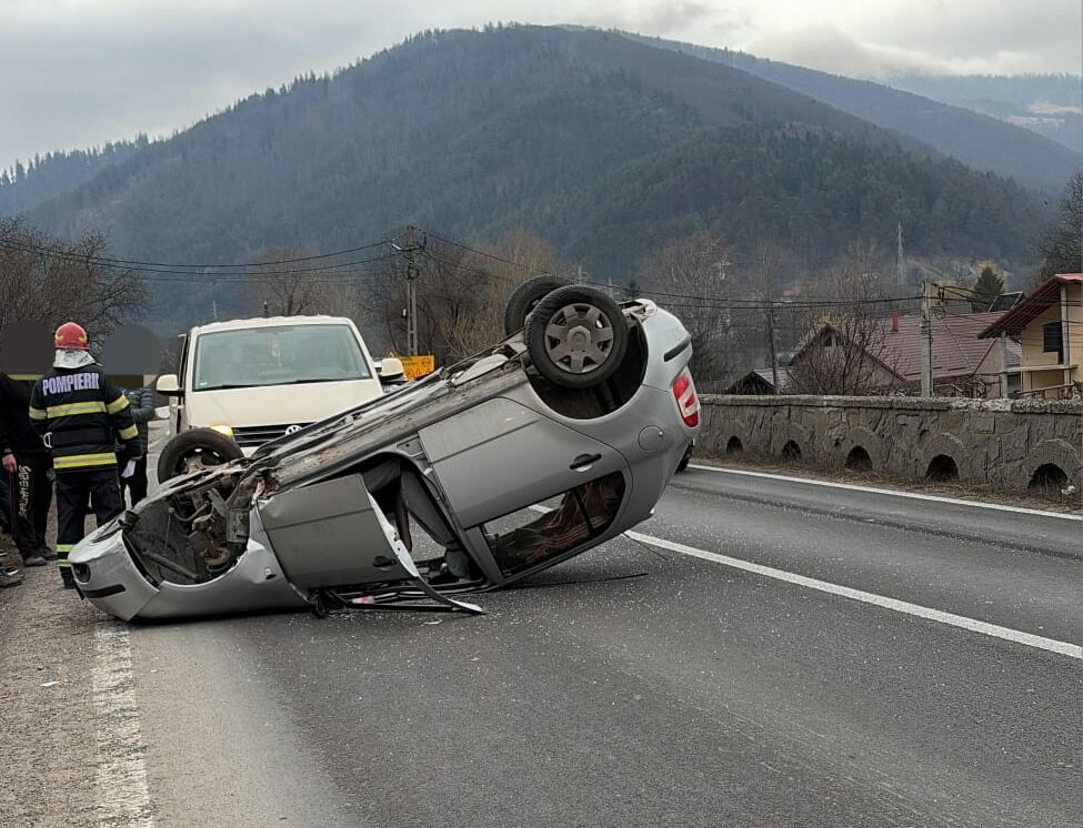 Un accident rutier grav s-a produs duminică după-amiază pe DN15, în comuna Pângărați, Neamț, când un autoturism s-a răsturnat pe cupolă, blocând temporar traficul pe un sens de mers