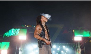 Înalta Curte decide dacă redeschide dosarul rapperului Whiz Khalifa pentru scena de la Beach, Please! din 2024