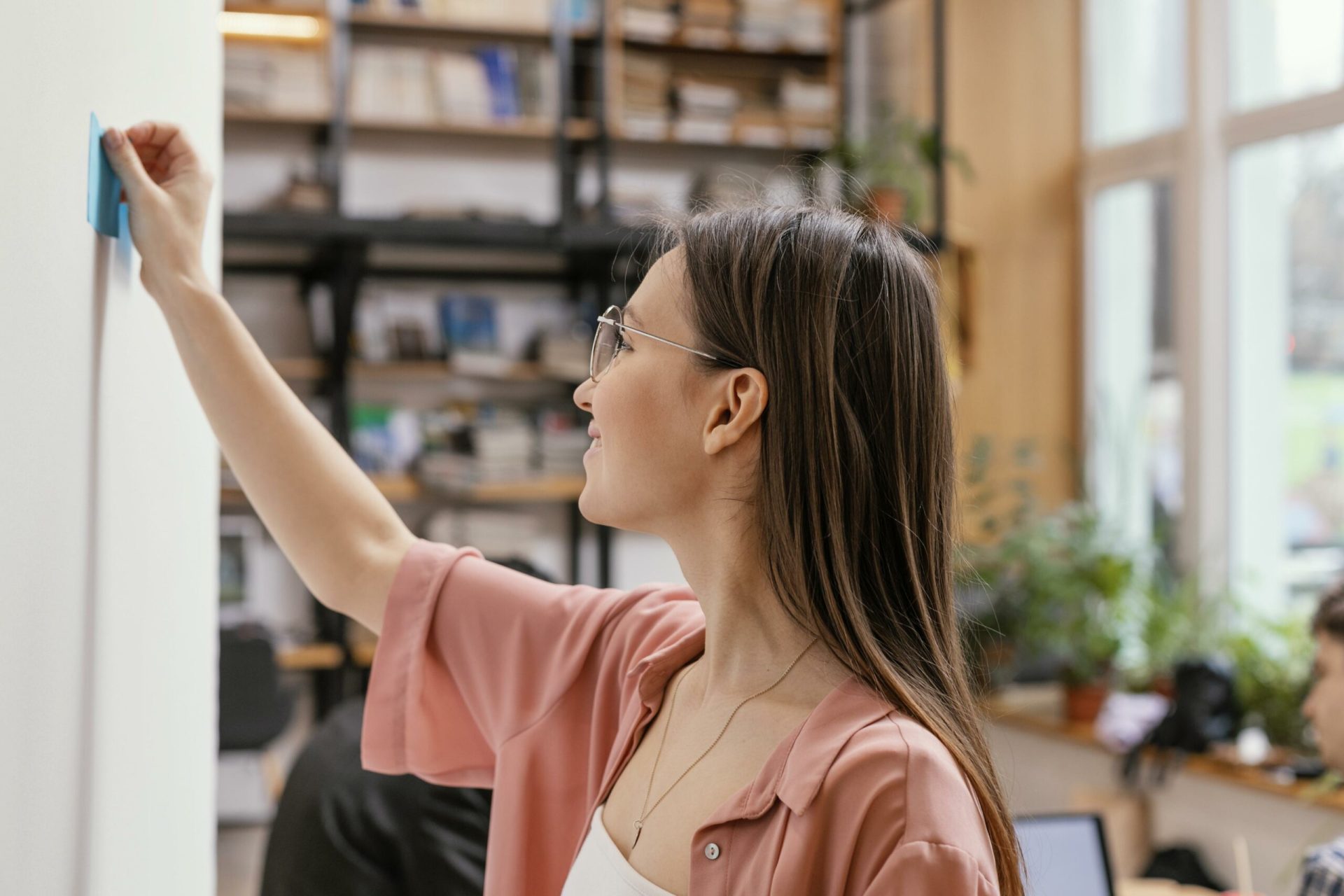 Un tânăr inginer în devenire aduce o inovație promițătoare pentru domeniul decorării interioare și pentru locuințele închiriate: un material magnetic care evită nevoie de găuri, dibluri sau șuruburi