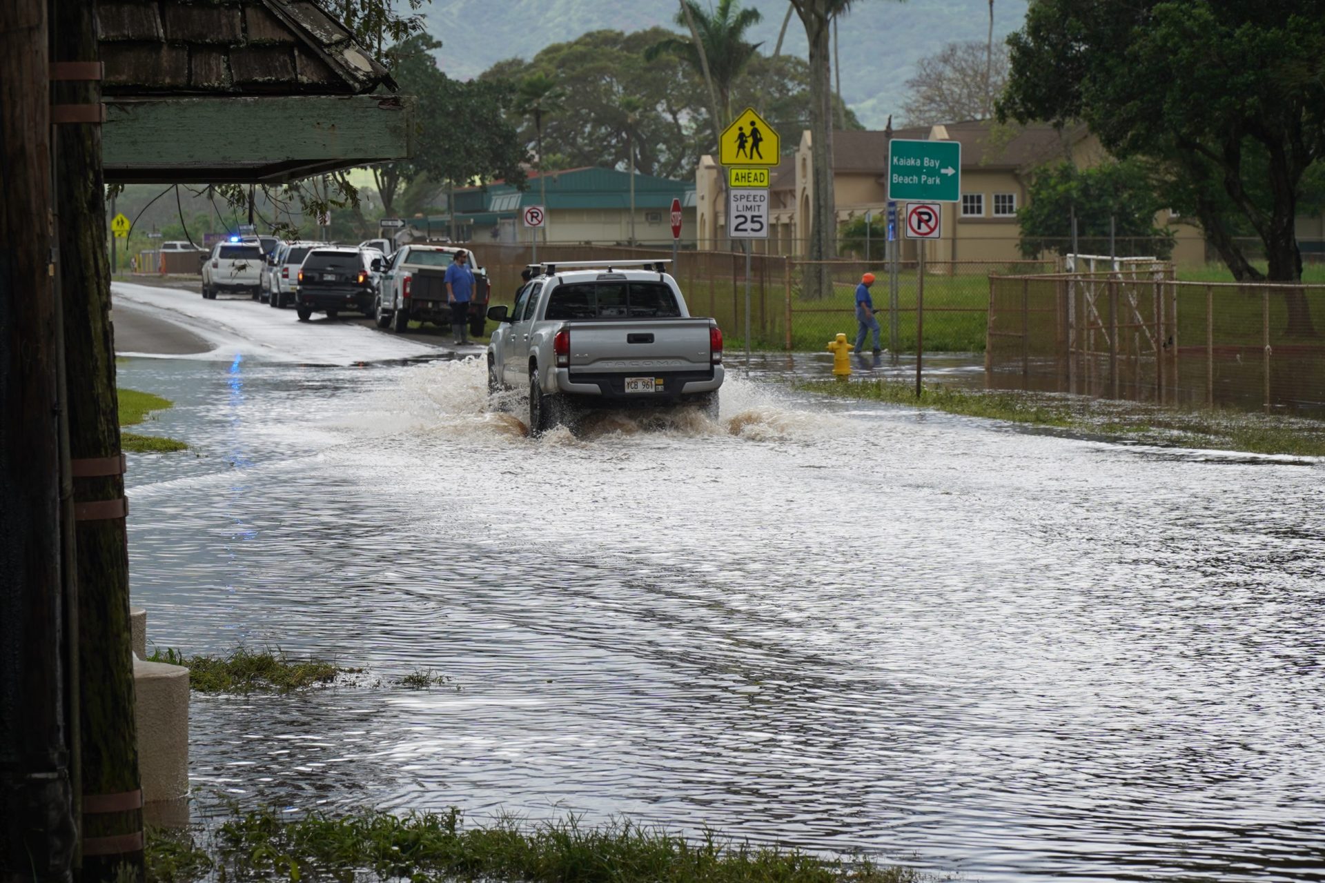 Orașul Honolulu se pregătește pentru o nouă furtună puternică Oʻahu, insula din Hawaii, se confruntă cu posibilitatea unei a treia furtuni puternice consecutive, după ce a trecut prin două astfel de evenimente recente