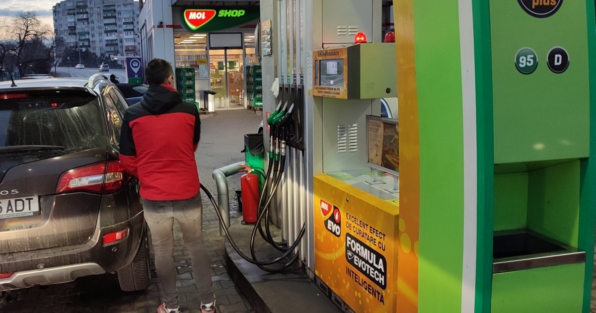 Guvernul PLAFONEAZĂ prețurile la carburanți: Măsura e valabilă până la 30 iunie