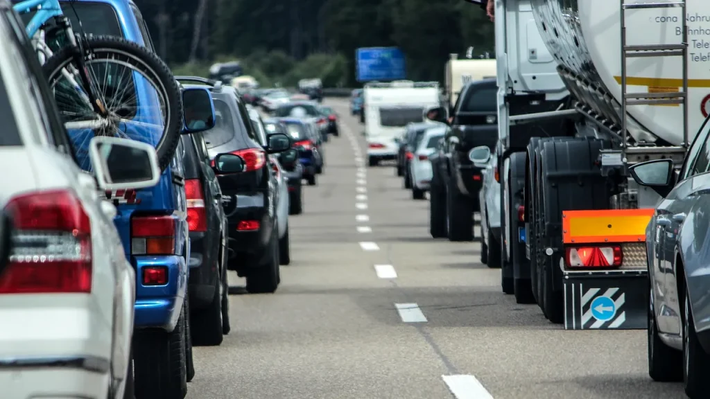 Restricții majore de circulație pentru camioane în perioada sărbătorilor pascale Centrul INFOTRAFIC din Inspectoratul General al Poliției Române a anunțat, joi, restricții de circulație pentru autovehiculele de mare tonaj pe trei artere rutiere importante din țară