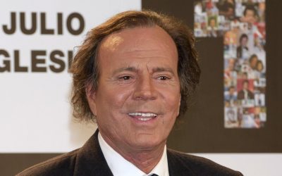 Julio Iglesias, considerat cel mai internațional artist spaniol, nu are statutul de suspect în ancheta deschisă de Procuratura Națională din Spania după ce două foste angajate domestice l-au acuzat de tratare a ființelor umane cu scopuri sexuale și exploatare laborală