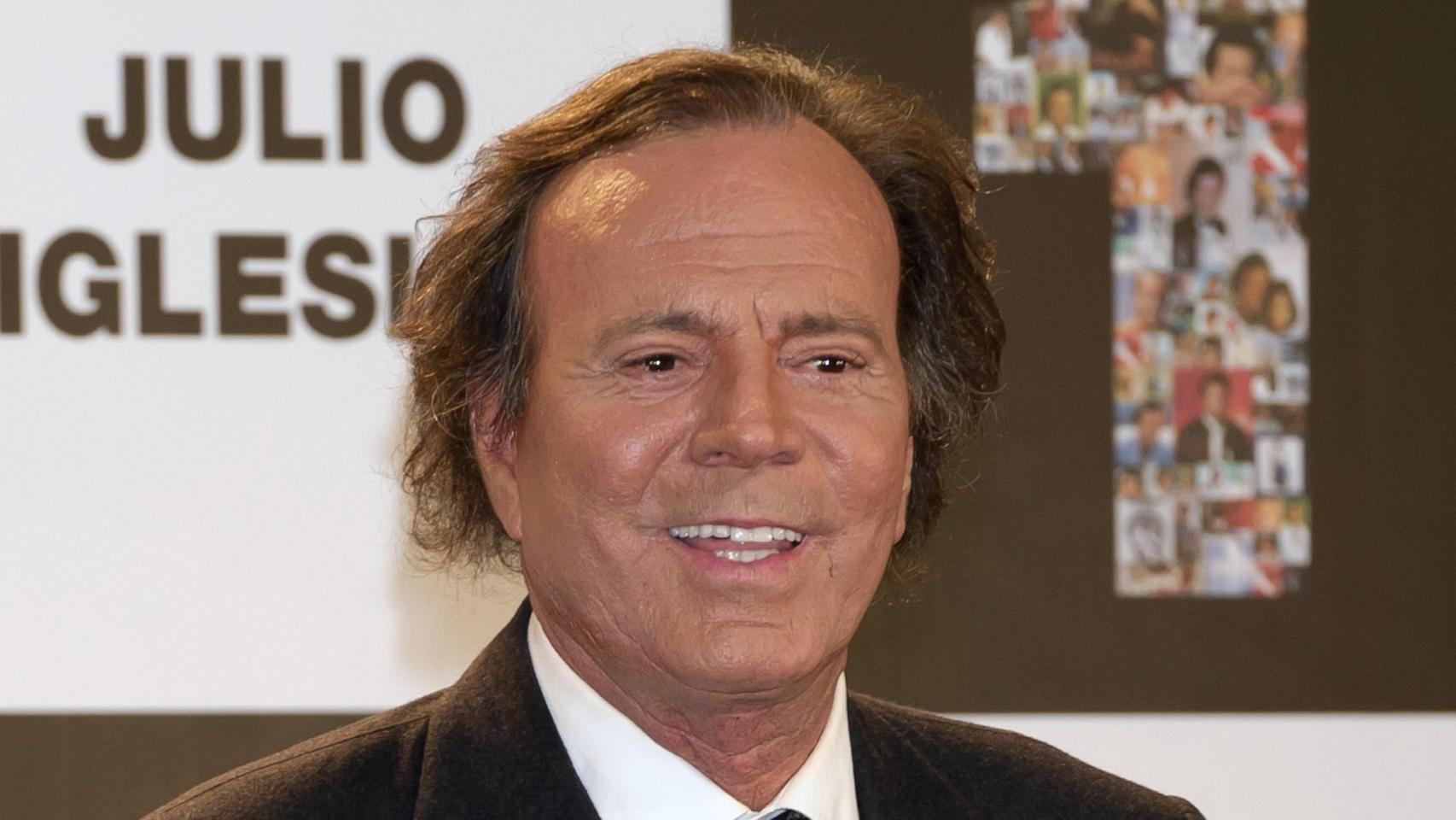 Julio Iglesias, considerat cel mai internațional artist spaniol, nu are statutul de suspect în ancheta deschisă de Procuratura Națională din Spania după ce două foste angajate domestice l-au acuzat de tratare a ființelor umane cu scopuri sexuale și exploatare laborală