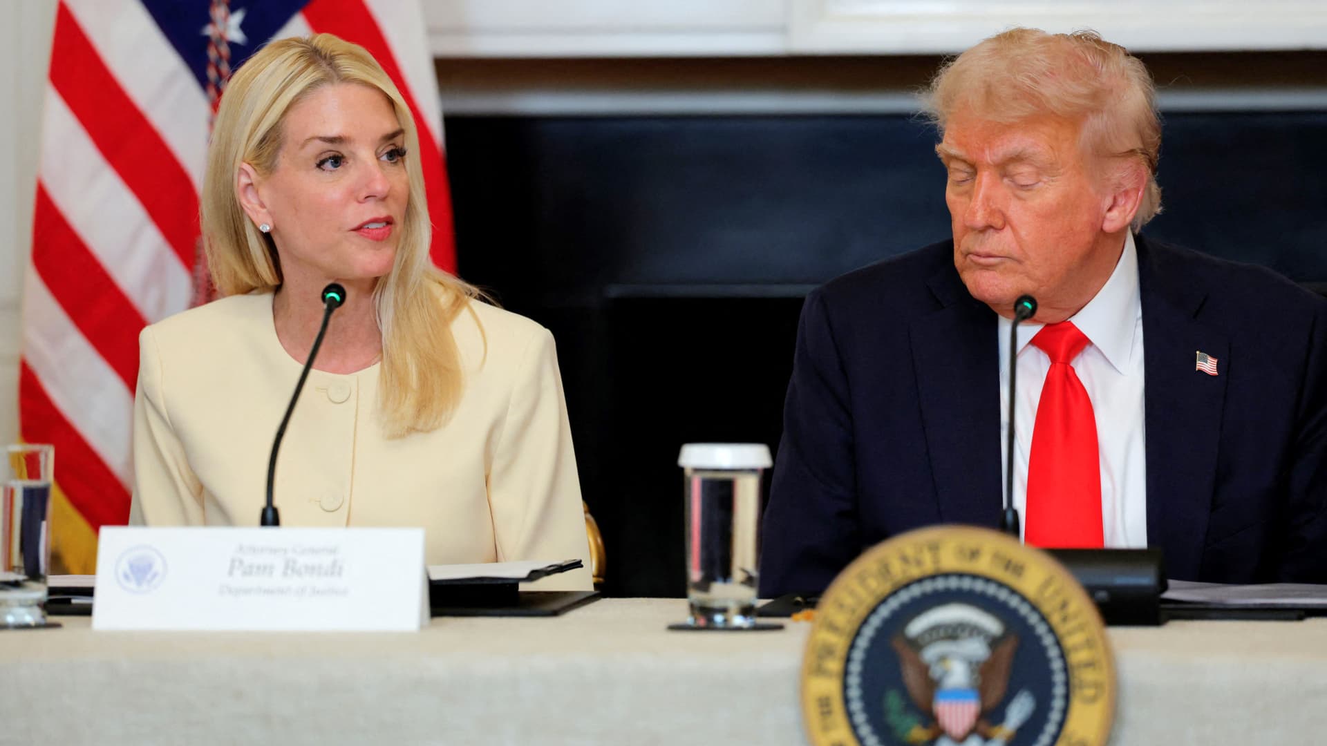 Trump și haina guvernamentală numită „Justiție”: o întrebare despre integritate și interese politice De câte ori trebuie să asistăm la scenarii în care legea devine un instrument de răzbunare politică, ca să ne întrebăm dacă sistemul nostru de justiție mai are vreo legătură cu ideea de echitate și legalitate? Faptele sunt clare: fostul președinte Donald Trump anunță că a fost gata să înlocuiască pe Pam Bondi, fostul său procuror general, și, mai mult, sugerează că aceste schimbări sunt legate de dosare sensibile, precum cele ale lui Jeffrey Epstein și ale fostului director FBI James Comey