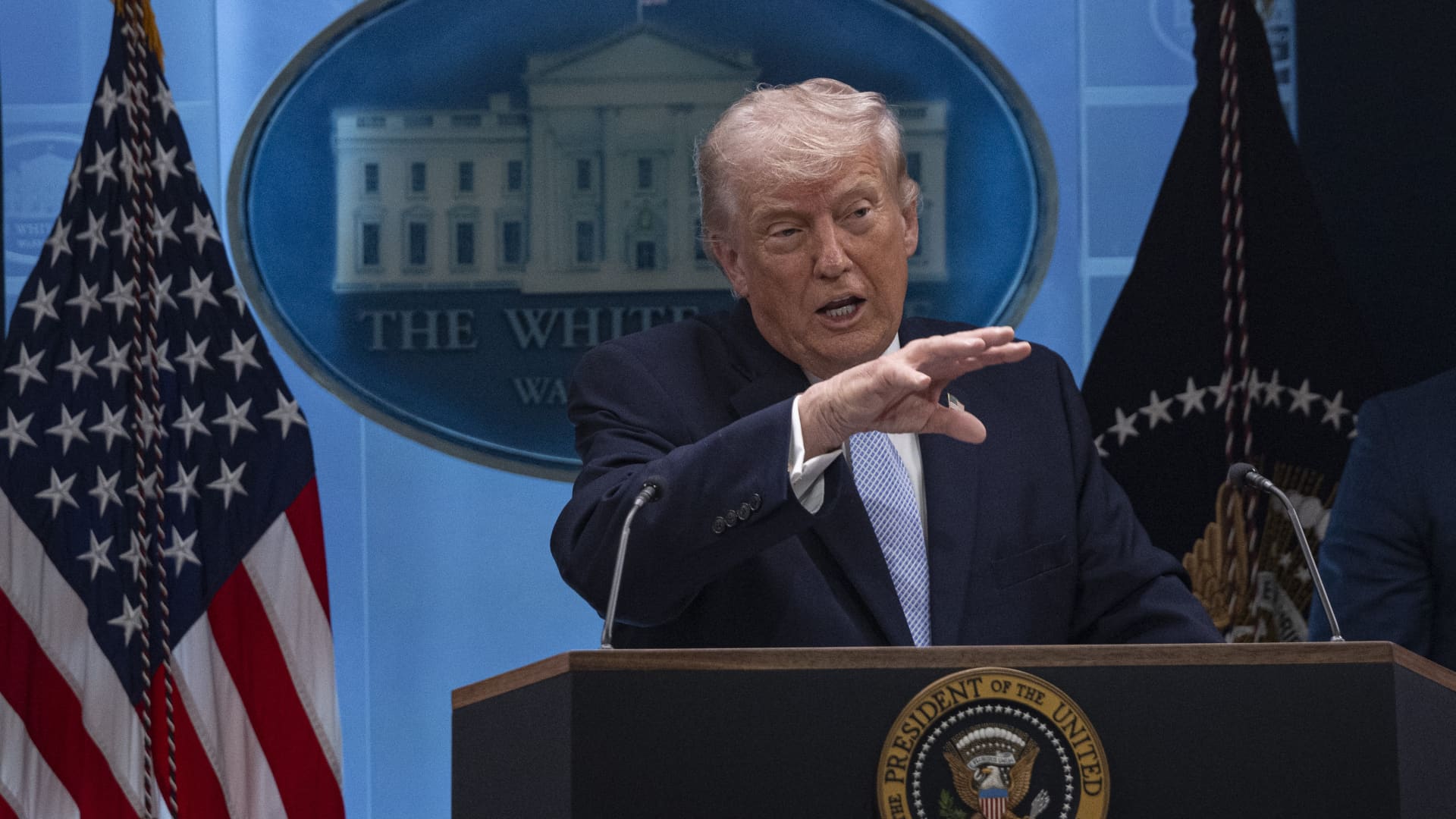 Președintele american Donald Trump pare să își îndrepte din nou atenția către Groenlanda, în timp ce critică NATO, expunând divergențe în relațiile Washingtonului cu alianța de securitate, pe fondul tensiunilor generate de războiul din Iran