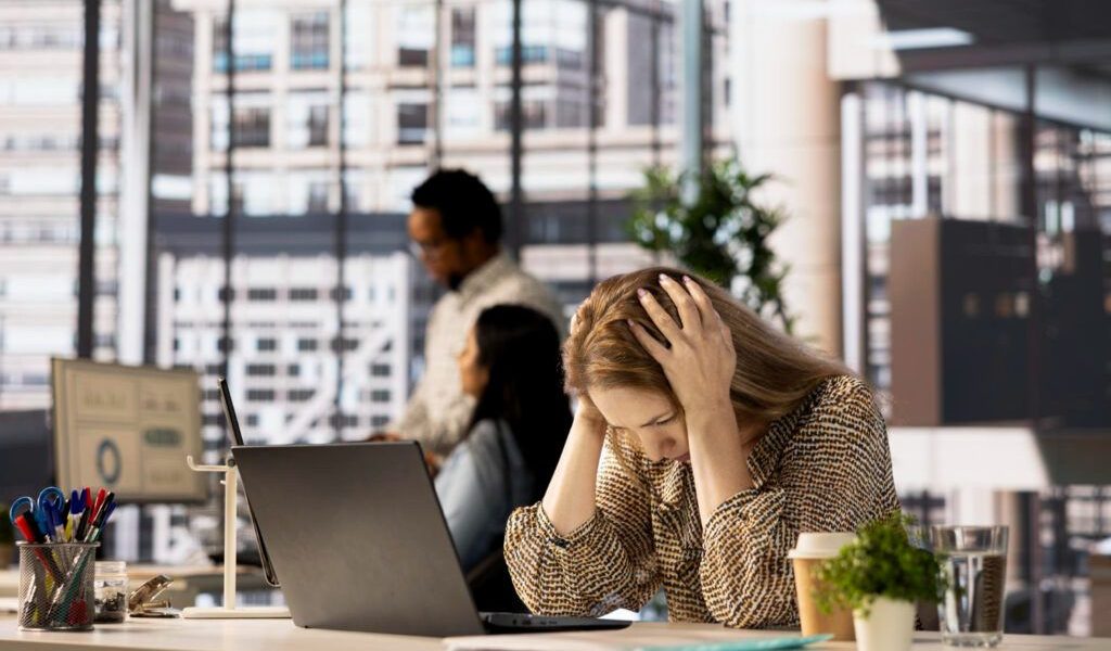 Epuizare extremă? Concediu medical pentru burnout: condiții și drepturi