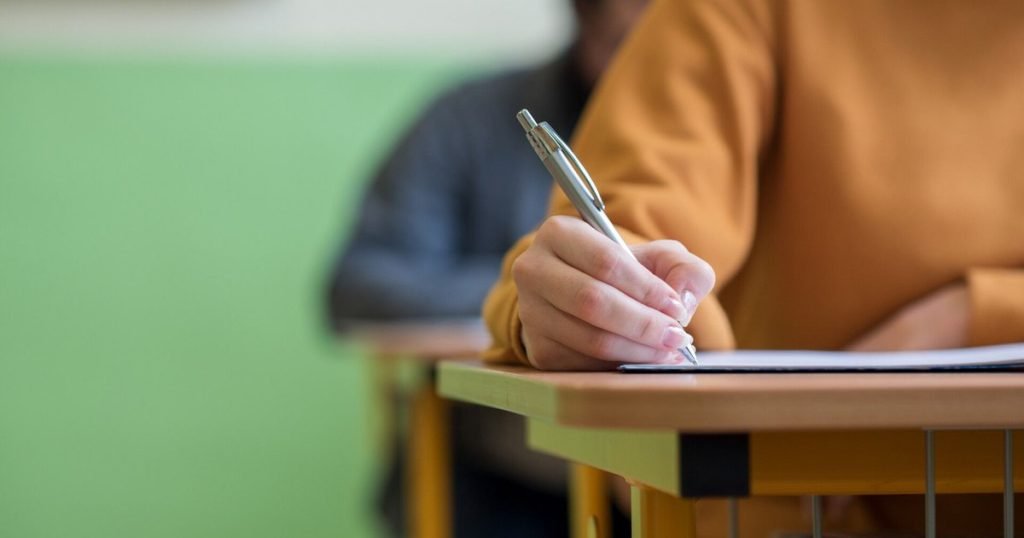 Elevii din România, peste 100.000 la număr, au susținut simulările pentru Bacalaureat, o etapă care, deși pare rutinieră, scoate la lumină de fapt ceea ce, poate, nu am vrut să vedem până acum: fie lipsa de încredere în sistem, fie presiunea excesivă pusă pe elevi, fie ambele la un loc