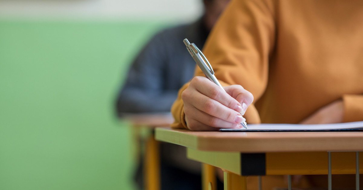 Elevii din România, peste 100.000 la număr, au susținut simulările pentru Bacalaureat, o etapă care, deși pare rutinieră, scoate la lumină de fapt ceea ce, poate, nu am vrut să vedem până acum: fie lipsa de încredere în sistem, fie presiunea excesivă pusă pe elevi, fie ambele la un loc