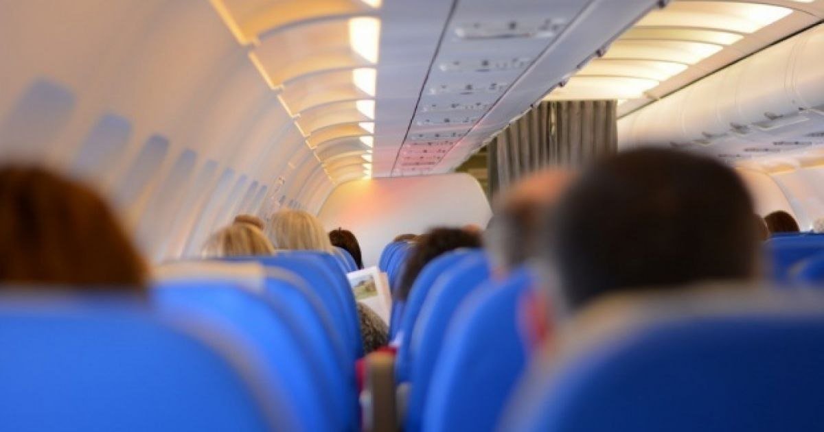 Creșterea prețurilor combustibililor a determinat companiile aeriene din întreaga lume să anunțe majorări semnificative ale tarifelor pentru biletele de avion, pe fondul escaladării costurilor cu kerosenul, carburantul folosit în avioane