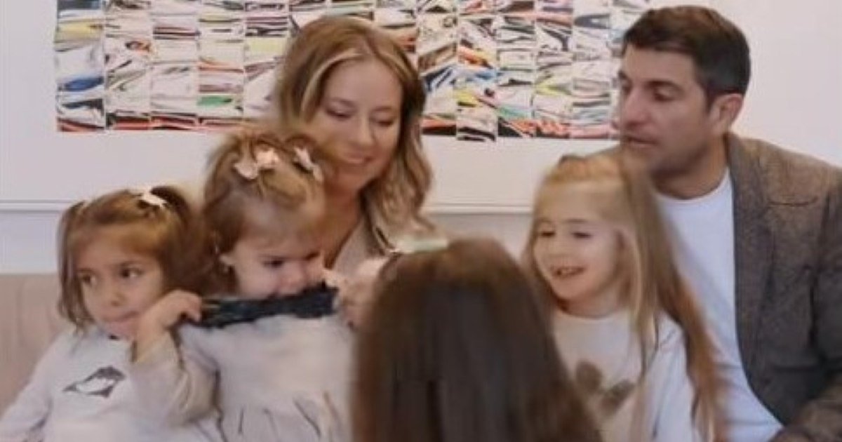 Laura Cosoi, moment emoționant în familie: reacția fiicelor la aflarea sexului viitorului bebeluș Actrița Laura Cosoi a făcut recent public un moment foarte emotionant din viața sa de familie, în care a dezvăluit reacția celor patru fiice ale sale la aflarea sexului noului membru al familiei