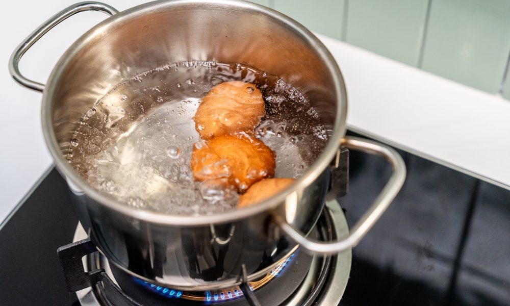 Cât fierbi ouăle roșii să iasă perfecte? Află trucul rapid!