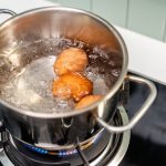 Cât fierbi ouăle roșii să iasă perfecte? Află trucul rapid!