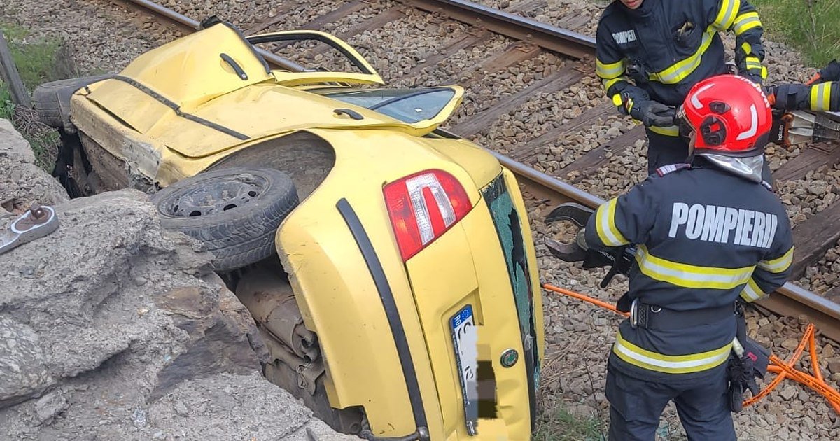 Accident GRAV pe DN7, Vâlcea: Mașină, proiectată lângă cale, două victime resuscitate