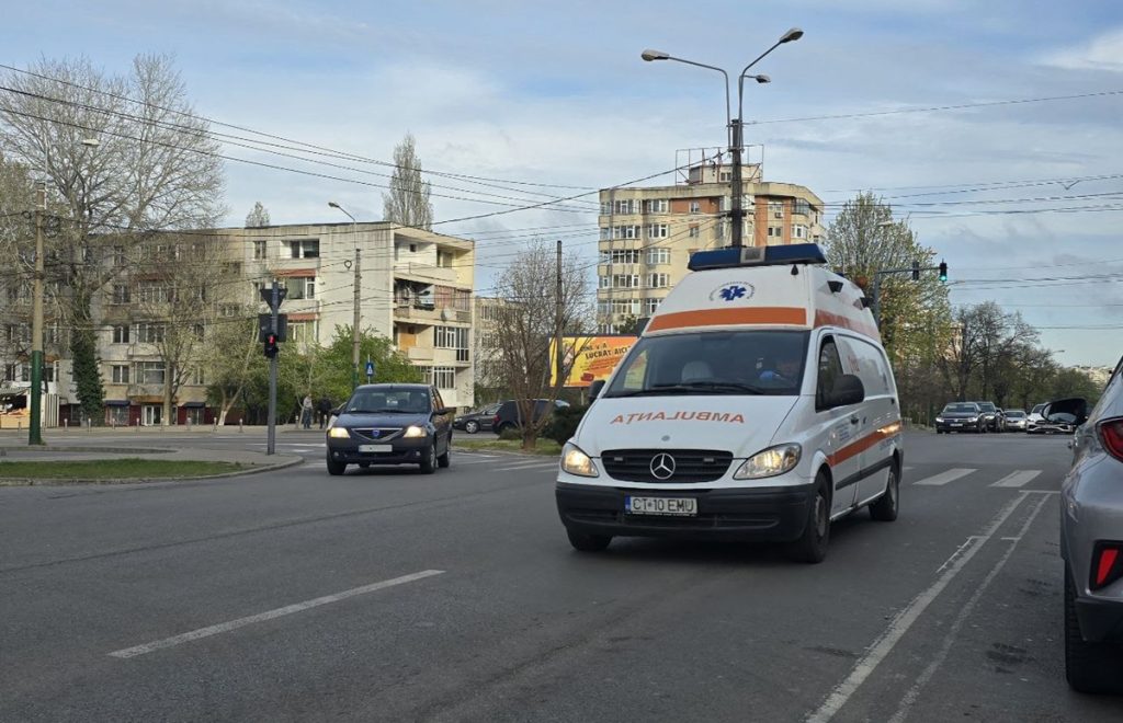 Șoferi români, pe urmele ambulanțelor: Pot încălca regulile rutiere