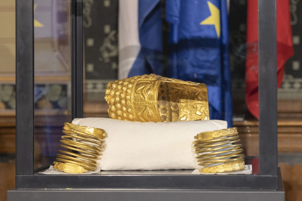 Coiful getic de la Coțofenești, expus publicului după întoarcerea în România