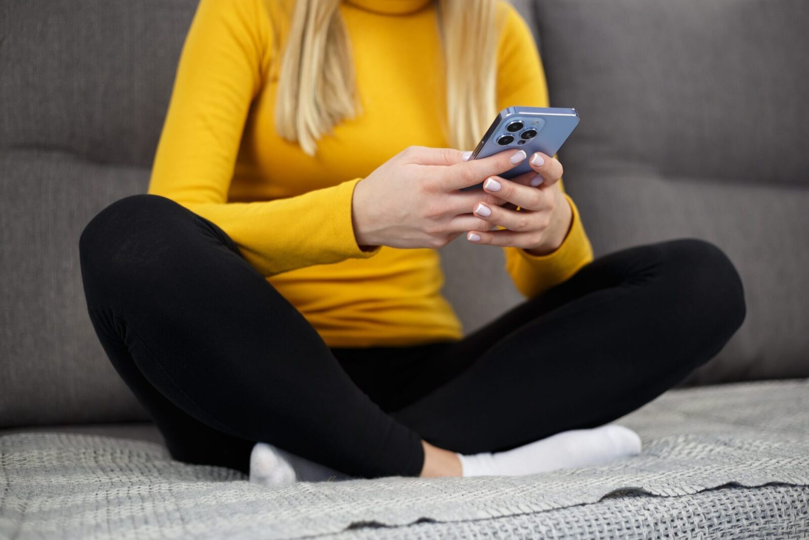 Specialiștii avertizează: Relaxarea pe telefon, o iluzie costisitoare