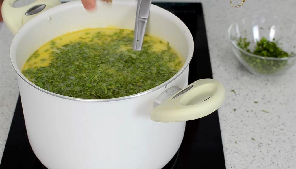 Greșeala epică în ciorba de miel: Ce condiment arunci imediat la gunoi