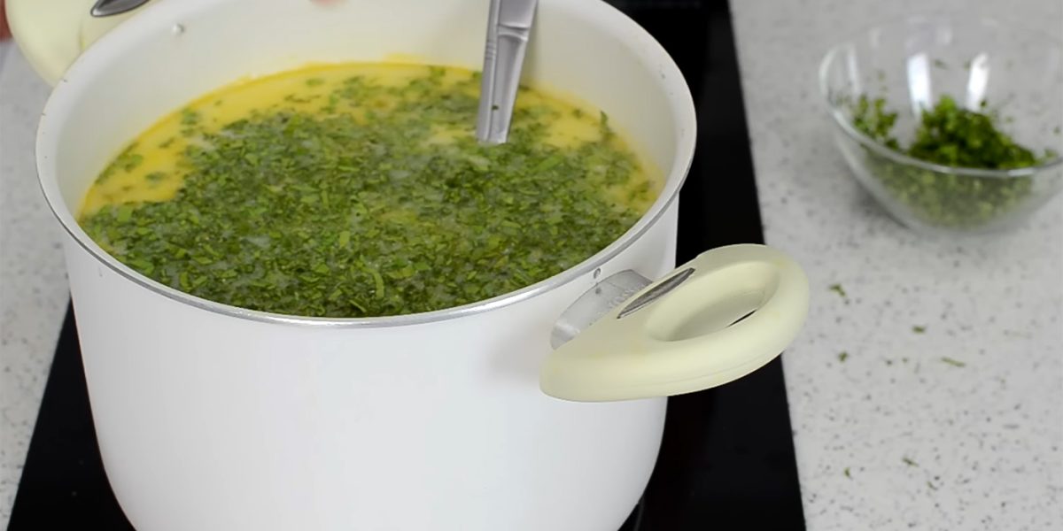 Greșeala epică în ciorba de miel: Ce condiment arunci imediat la gunoi