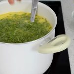 Greșeala epică în ciorba de miel: Ce condiment arunci imediat la gunoi