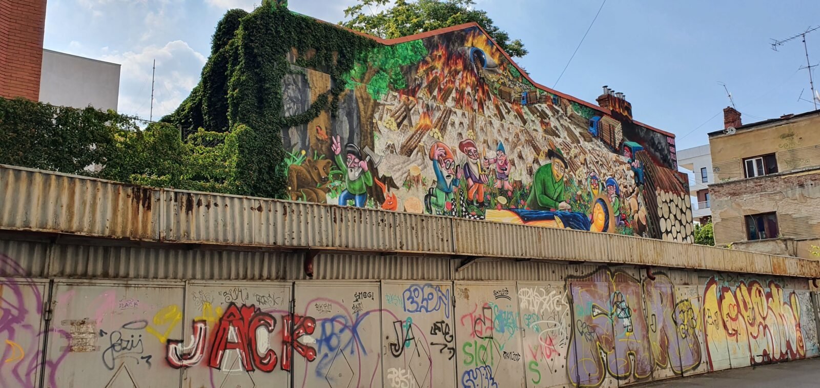 Primarul general al Capitalei, Nicușor Dan, anunță că în București s-a încheiat procesul de comasare a instituțiilor de cultură, iar Arcub, unul dintre cele mai recunoscute branduri culturale din capitală, riscă să dispara în forma actuală