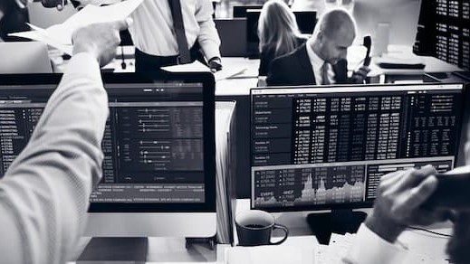 Prețurile petrolului au scăzut ușor marți, în timp ce piețele fizice au atins cote record, pe fondul unei crize de aprovizionare tot mai accentuate