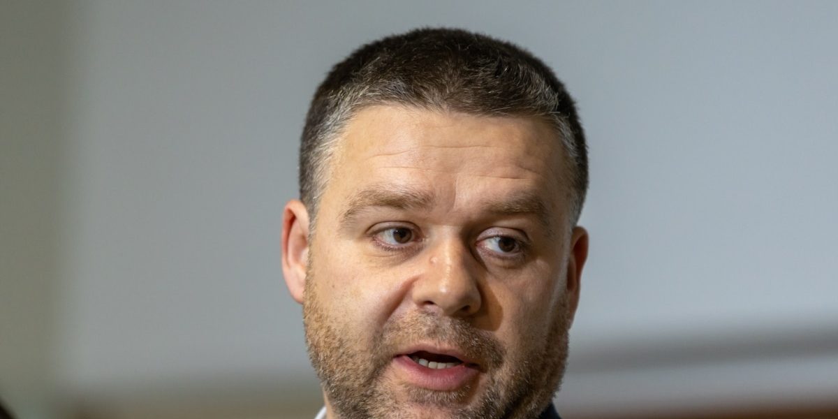 Sute de oameni pleacă, comasări în instituții: ce urmează pentru România