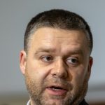 Sute de oameni pleacă, comasări în instituții: ce urmează pentru România