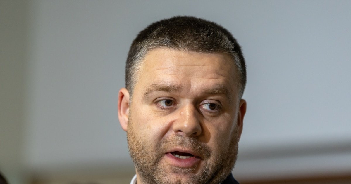 Sute de oameni pleacă, comasări în instituții: ce urmează pentru România