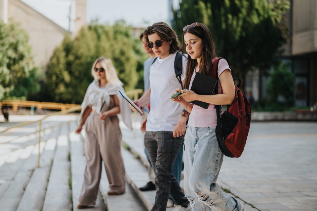 România, prima alegere pentru tineri: Ce-i determină să rămână acasă?