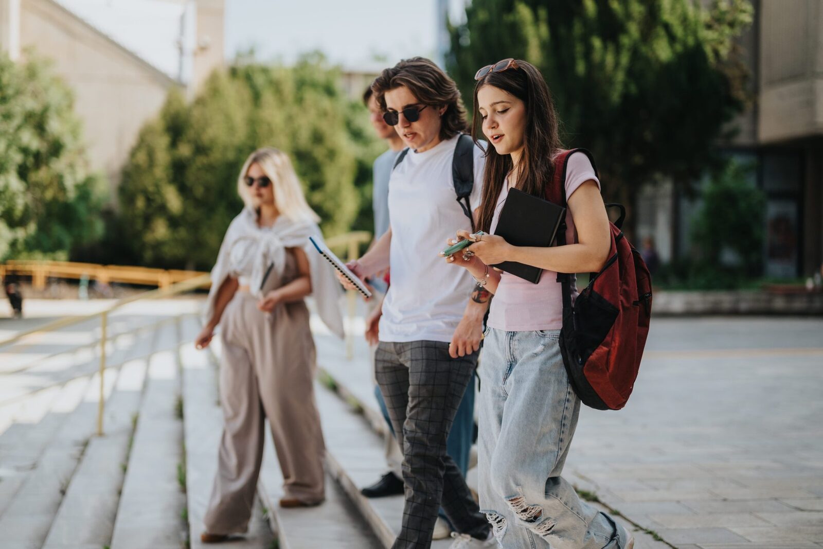 România, prima alegere pentru tineri: Ce-i determină să rămână acasă?