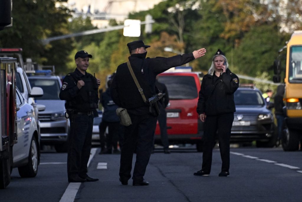 Polițiști suspendați după atacul armat din Kiev: Filmați cum fug și abandonează un rănit