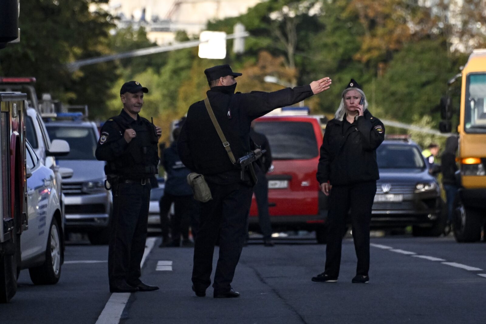 Polițiști suspendați după atacul armat din Kiev: Filmați cum fug și abandonează un rănit