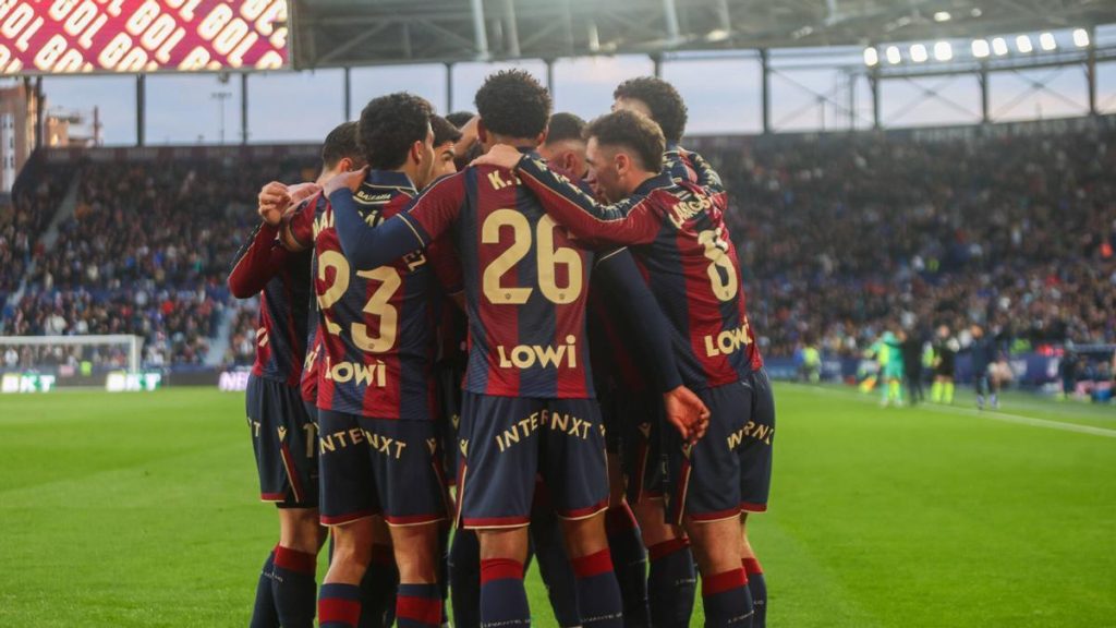 Echipa și fanii, singuri în fața pericolului